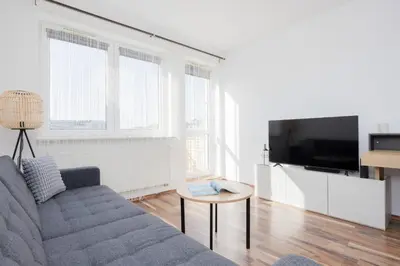 Telewizja i/lub zestaw kina domowego w obiekcie Spacious Apartment with Parking and Balcony by Noclegi Renters