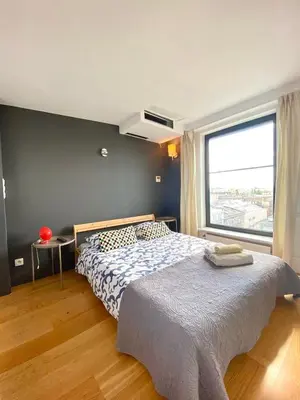 Łóżko lub łóżka w pokoju w obiekcie APARTEL Wilcza8 Minimalist STUDIO Central location