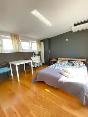 Łóżko lub łóżka w pokoju w obiekcie APARTEL Wilcza8 Minimalist STUDIO Central location