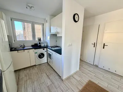 Kuchnia lub aneks kuchenny w obiekcie OhMyHome Panorama Apartament w Centrum Warszawy z widokiem na Pałac Kultury