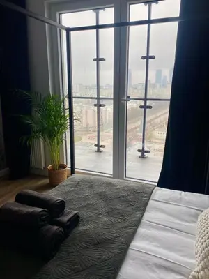Łóżko lub łóżka w pokoju w obiekcie Chillout View & Pleasure Apartment - Wola Tower 15th floor