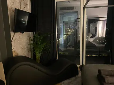 Telewizja i/lub zestaw kina domowego w obiekcie Chillout View & Pleasure Apartment - Wola Tower 15th floor