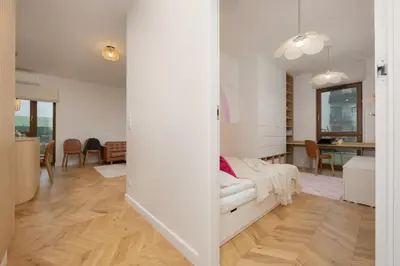 Łóżko lub łóżka w pokoju w obiekcie LUX Pastel Oasis Family Apartment with Parking & Gym by Renters Prestige