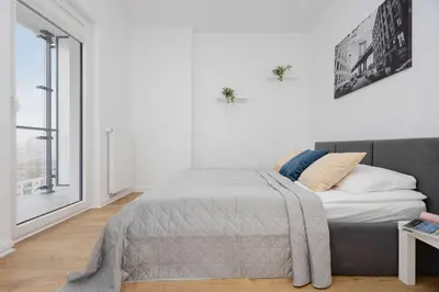 Łóżko lub łóżka w pokoju w obiekcie Apartment Kasprzaka near Metro Płocka with AC by Noclegi Renters