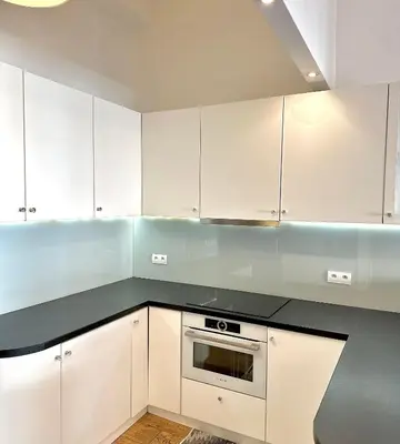 Kuchnia lub aneks kuchenny w obiekcie Castle & Culture Stay - Modern 2-Room with Balcony Apartment in Warsaw Center