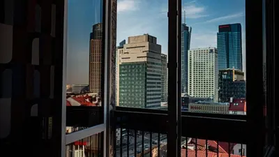 Widok na miasto Warszawa z tego apartamentu