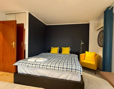 Łóżko lub łóżka w pokoju w obiekcie BLUE 1 Lux metro fast Wifi 8Gbs 75'TV Netflix ShowMax Disney