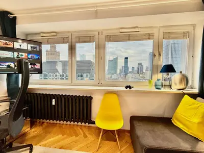 Telewizja i/lub zestaw kina domowego w obiekcie BLUE 1 Lux metro fast Wifi 8Gbs 75'TV Netflix ShowMax Disney
