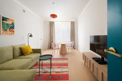 Telewizja i/lub zestaw kina domowego w obiekcie Metro Młynów Colourful Apartment by BookingHost
