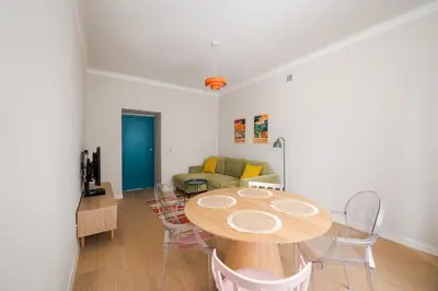 Telewizja i/lub zestaw kina domowego w obiekcie Metro Młynów Colourful Apartment by BookingHost