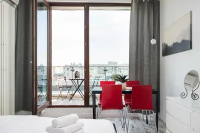 Łóżko lub łóżka w pokoju w obiekcie Ochota City View Stylish Studio by BookingHost