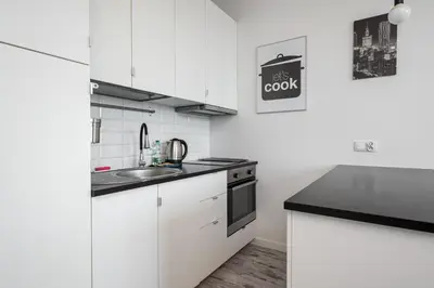 Kuchnia lub aneks kuchenny w obiekcie Ochota City View Stylish Studio by BookingHost
