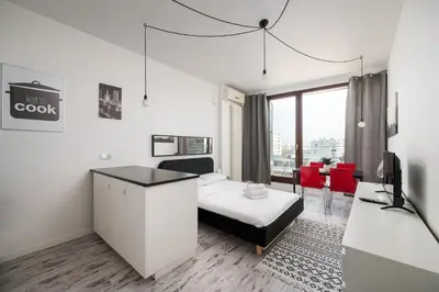 Łóżko lub łóżka w pokoju w obiekcie Ochota City View Stylish Studio by BookingHost