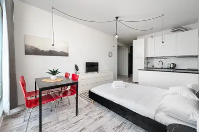 Łóżko lub łóżka w pokoju w obiekcie Ochota City View Stylish Studio by BookingHost