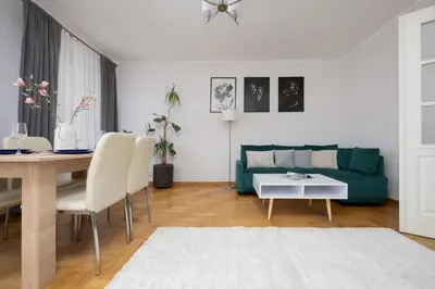 Część wypoczynkowa w obiekcie Spacious 4-Bedroom Apartment by Noclegi Renters