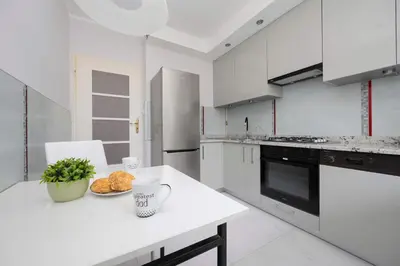 Kuchnia lub aneks kuchenny w obiekcie Spacious 4-Bedroom Apartment by Noclegi Renters