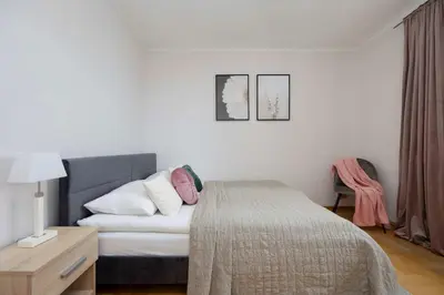Łóżko lub łóżka w pokoju w obiekcie Spacious 4-Bedroom Apartment by Noclegi Renters