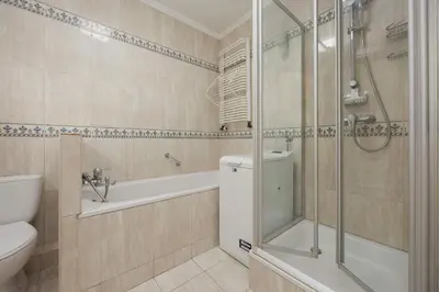 Łazienka w obiekcie Spacious 4-Bedroom Apartment by Noclegi Renters