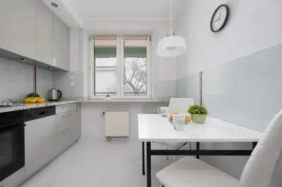 Kuchnia lub aneks kuchenny w obiekcie Spacious 4-Bedroom Apartment by Noclegi Renters