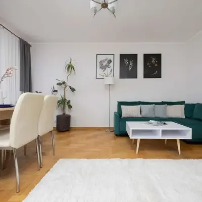 Spacious 4-Bedroom Apartment by Noclegi Renters