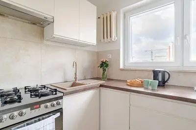 Kuchnia lub aneks kuchenny w obiekcie Varsovian Chic - Stylish 2BR in City Center with Balcony & Views