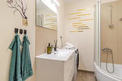 Łazienka w obiekcie Varsovian Chic - Stylish 2BR in City Center with Balcony & Views
