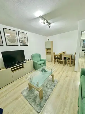 Telewizja i/lub zestaw kina domowego w obiekcie Varsovian Chic - Stylish 2BR in City Center with Balcony & Views