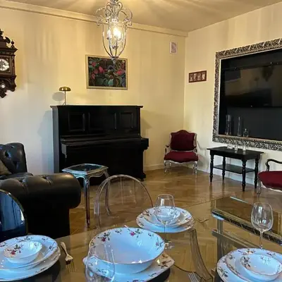 Luxury apartments close to the Royal bath park and the city center