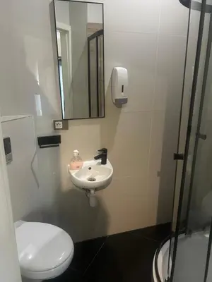 Łazienka w obiekcie Wilcza double room small Apartment by best price City Center