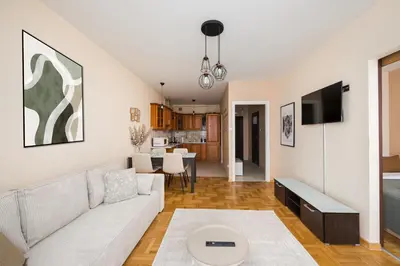 Telewizja i/lub zestaw kina domowego w obiekcie National Stadium Cozy Retreat Apartment by BookingHost