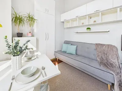 Część wypoczynkowa w obiekcie Budget-Friendly Studio Located near Royal Baths Park by Noclegi Renters