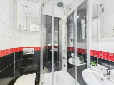Łazienka w obiekcie Budget-Friendly Studio Located near Royal Baths Park by Noclegi Renters