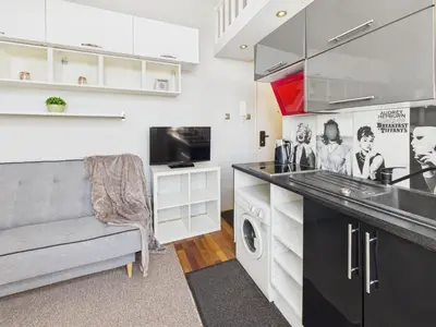 Kuchnia lub aneks kuchenny w obiekcie Budget-Friendly Studio Located near Royal Baths Park by Noclegi Renters