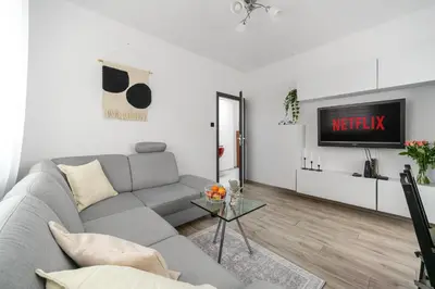 Telewizja i/lub zestaw kina domowego w obiekcie Large apartment in Wola near the center