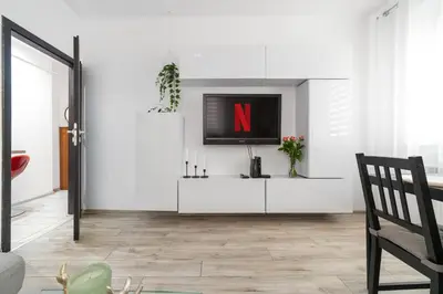 Telewizja i/lub zestaw kina domowego w obiekcie Large apartment in Wola near the center