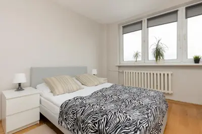 Łóżko lub łóżka w pokoju w obiekcie Bright Apartment Bogusławskiego Perfect for Remote Work by Noclegi Renters