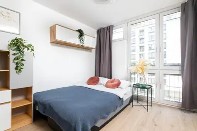 Łóżko lub łóżka w pokoju w obiekcie Cloud 11 Apartment City Center Grzybowska