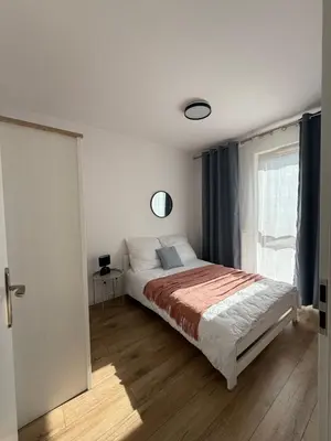 Łóżko lub łóżka w pokoju w obiekcie Apartment near Chopin Airport by Real Apartment
