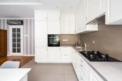Kuchnia lub aneks kuchenny w obiekcie Wilcza City Centre Cosy Apartment by BookingHost