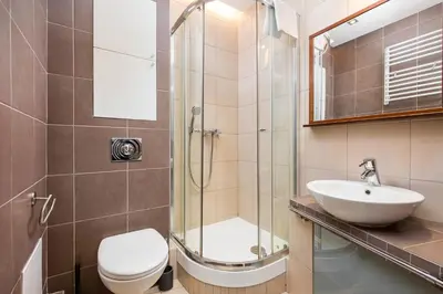 Łazienka w obiekcie Wilcza City Centre Cosy Apartment by BookingHost