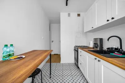 Kuchnia lub aneks kuchenny w obiekcie Mokotów Modzelewskiego Modern Apartment by BookingHost
