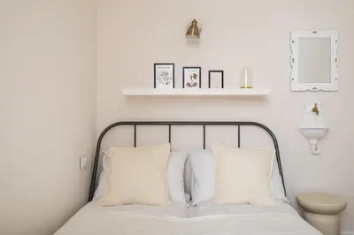 Łóżko lub łóżka w pokoju w obiekcie Park Praski Deluxe Studio by BookingHost