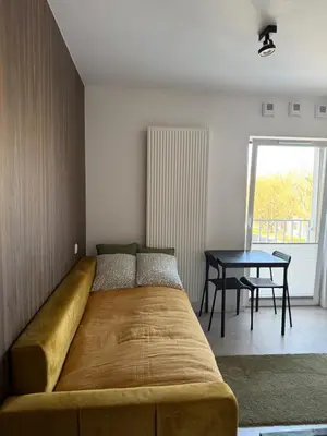 Łóżko lub łóżka w pokoju w obiekcie Bliska 17 Warsaw Studio