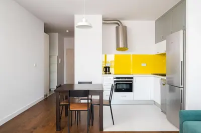 Kuchnia lub aneks kuchenny w obiekcie Metro Młociny Stylish Apartment by BookingHost