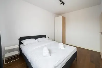 Łóżko lub łóżka w pokoju w obiekcie Metro Młociny Stylish Apartment by BookingHost