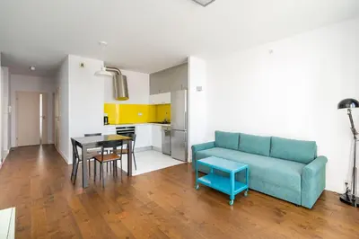 Kuchnia lub aneks kuchenny w obiekcie Metro Młociny Stylish Apartment by BookingHost