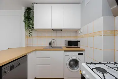 Kuchnia lub aneks kuchenny w obiekcie Bright Apartment with Air Conditioning in the Capital by Noclegi Renters
