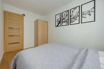 Łóżko lub łóżka w pokoju w obiekcie Bright Apartment with Air Conditioning in the Capital by Noclegi Renters