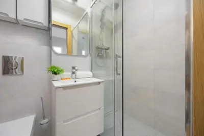 Łazienka w obiekcie Bright Apartment with Air Conditioning in the Capital by Noclegi Renters