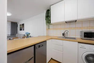 Kuchnia lub aneks kuchenny w obiekcie Bright Apartment with Air Conditioning in the Capital by Noclegi Renters